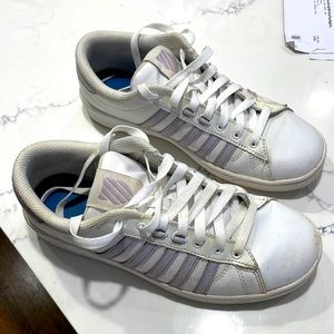 K-SWISS LEATHER WOMEN’S SHOES. Size 8. White w/ pale lavender stripes